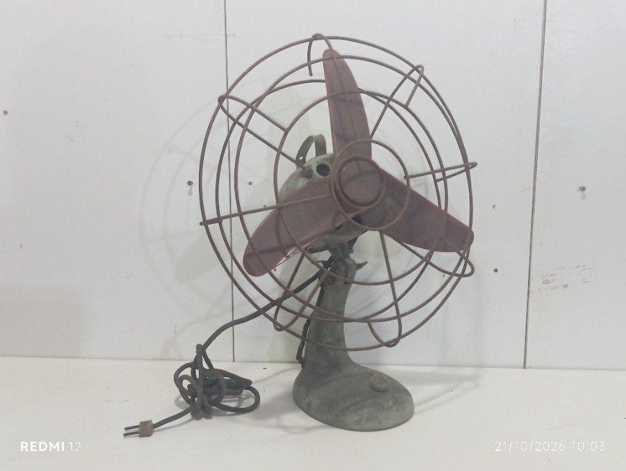 Antiguo Ventilador de Mesa Metálico con Rejilla de Hierro