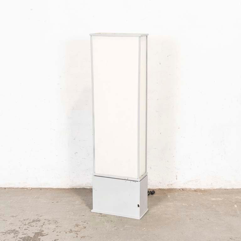 Lote anterior: Lámpara de pie en madera pintada de gris