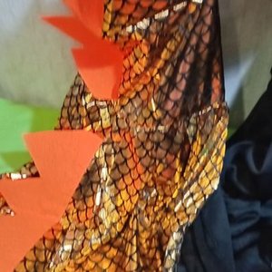 Disfraz de Dinosaurio, Gorro de Bruja, Vasos de Halloween y Globos Naranja - imagen 2