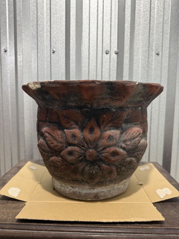 Maceta de Cemento con Grabado Floral y Boca Ondulada