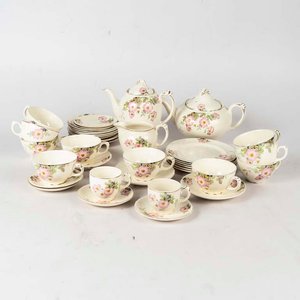 Lote anterior: 39 Piezas de loza inglesa Wedgwood, diseño floral fondo beige, borde dorado (gastado). Medidas: 10x6 cm