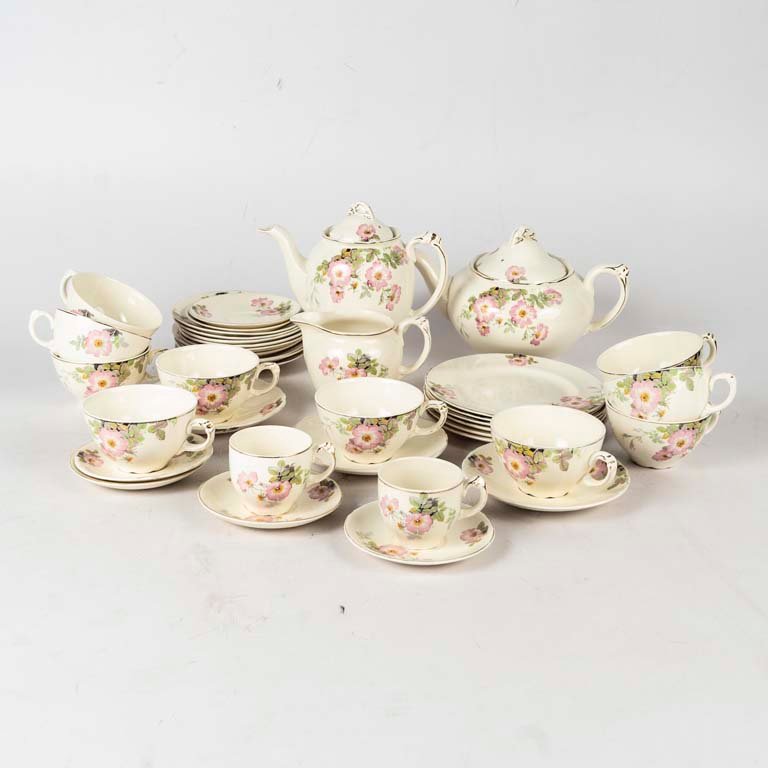 39 Piezas de loza inglesa Wedgwood, diseño floral fondo beige, borde dorado (gastado). Medidas: 10x6 cm