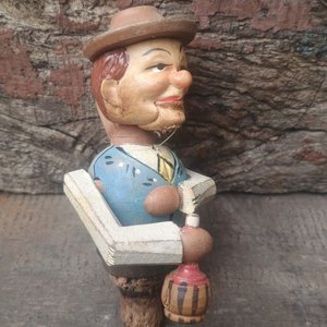 Lote siguiente: Antiguo Tapón de Botella Europeo de Madera con Figura