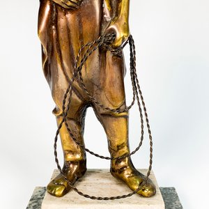 Escultura en Bronce: Gaucho con Lazo sobre Base de Mármol - imagen 2