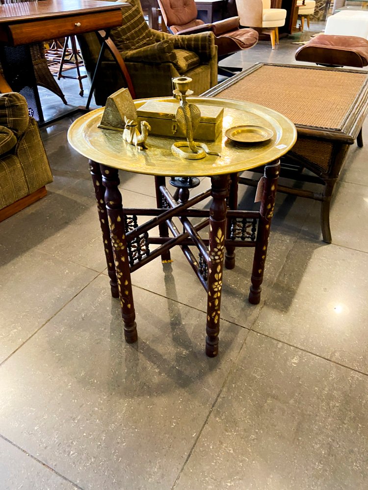 Mesa Auxiliar Decorativa de Bronce con Figuras Orientales