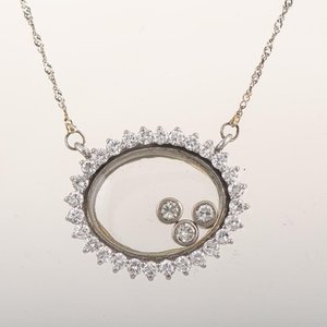 Lote siguiente: Cadena con Colgante Ovalado de Oro 18k con Brillantes y Cristal