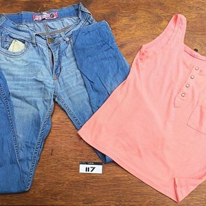 Lote de Ropa Femenina: Jeans, Remeras y Musculosas Variadas - imagen 6