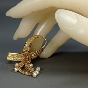 Dos Prendedores Dorados Estilo Lazo con Cadenas, Perlas y Piedras - imagen 7