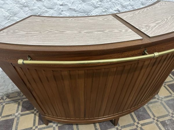 Barra de madera con butacas y estanterías - imagen 12