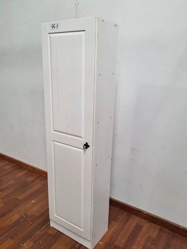 Puerta de gabinete blanco con tres puertas - imagen 3