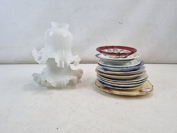 L 066 - 15 Piezas - Conjunto decorativo de pantallas en vidrio opalina con volados y selección de platos en porcelana y loza de diversas marcas (Presenta marcas visibles de uso) - imagen 1