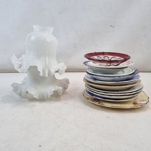 Lote anterior: L 066 - 15 Piezas - Conjunto decorativo de pantallas en vidrio opalina con volados y selección de platos en porcelana y loza de diversas marcas (Presenta marcas visibles de uso)