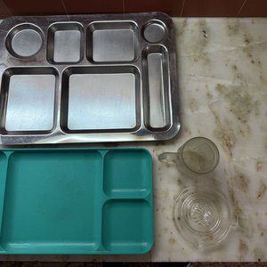 Lote anterior: Lote de Bandejas Metálica y Plástica, Jarra y Exprimidor Manual de Vidrio
