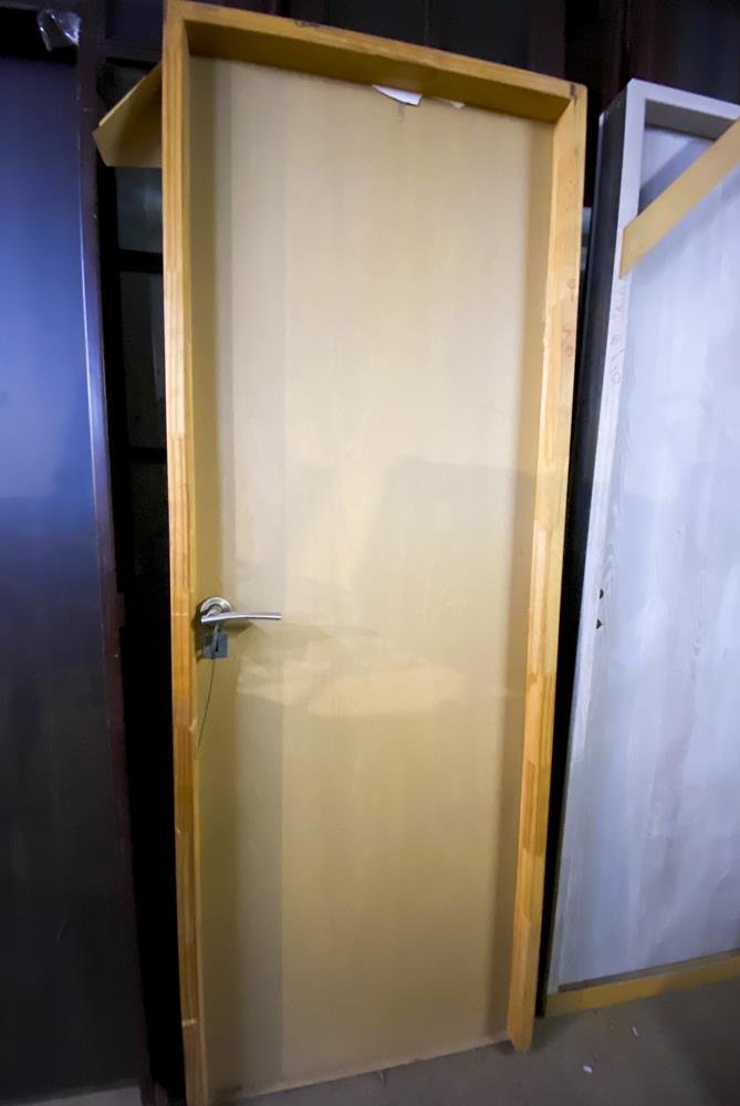 Una puerta interior mdf color claro con detalle 205 x 75 cm
