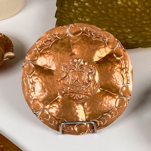 Lote de 6 piezas: Porrón de cerámica, despojador y ceniceros de cobre, y plato decorativo - imagen 3