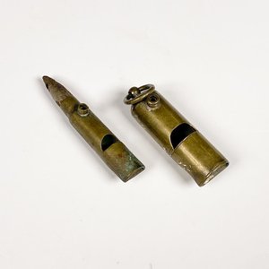 Dos Silbatos Antiguos de Bronce, Uno Estilo Policía - imagen 1