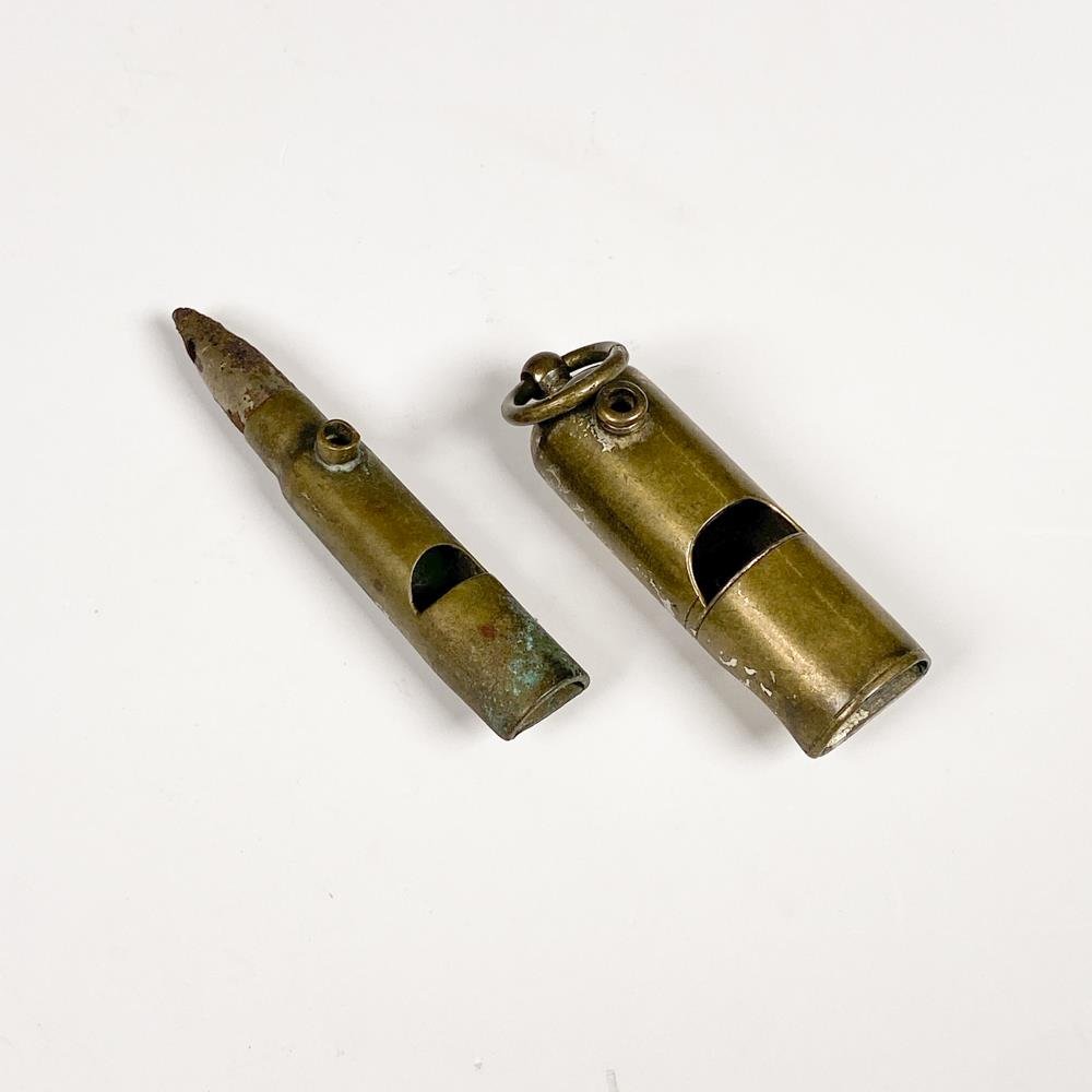 Dos Silbatos Antiguos de Bronce, Uno Estilo Policía