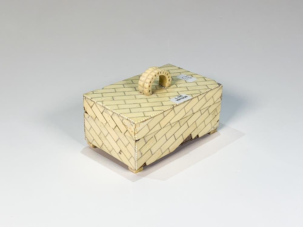 Cofre Rectangular de Madera y Marfilina con Faltantes