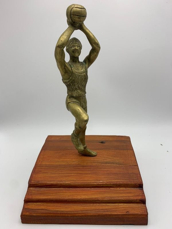 Lote siguiente: Figura de basquetbolista en bronce - Jugador de baloncesto en posición de tirar