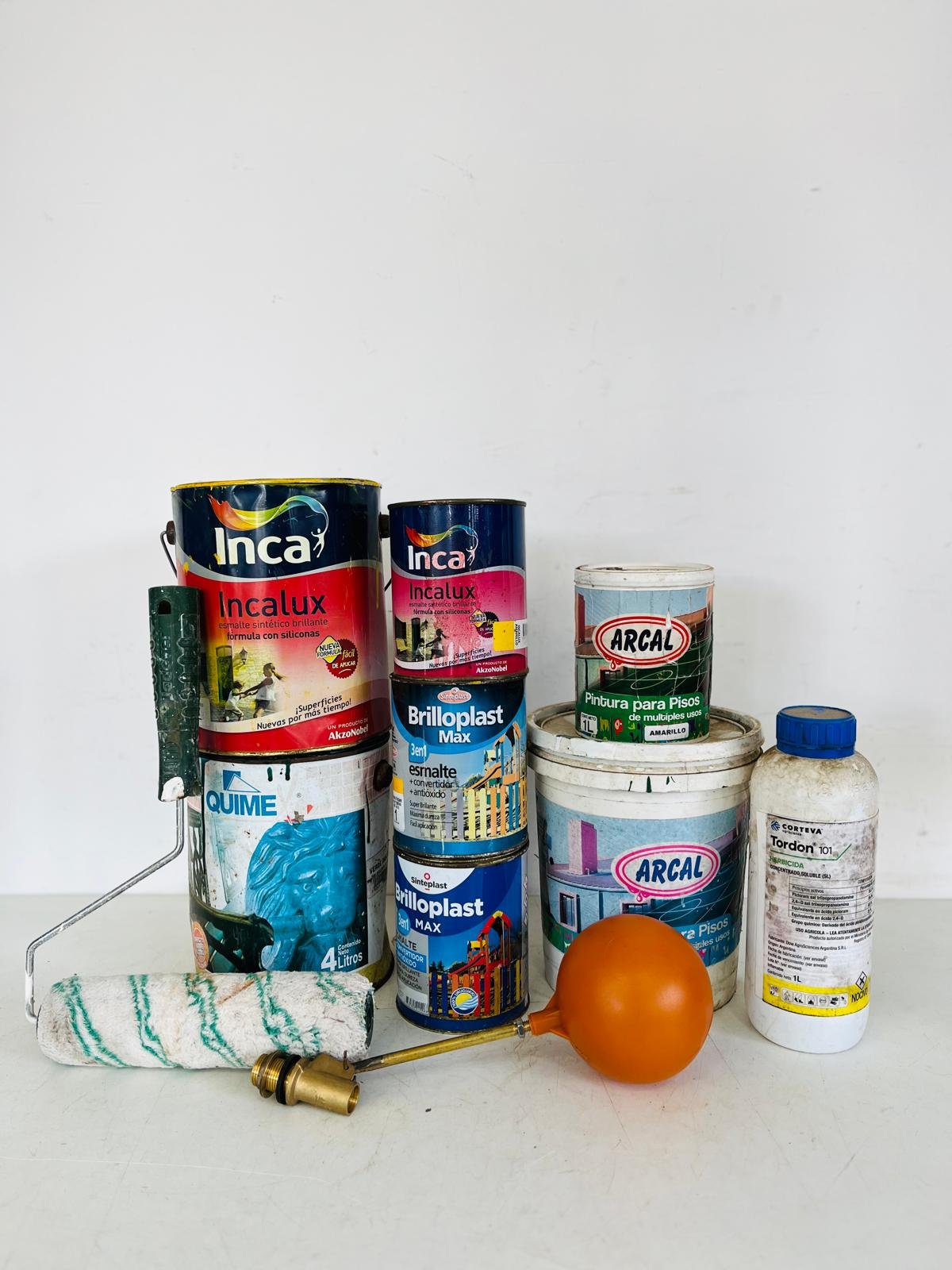Lote de Pinturas, Esmaltes y Rodillo para Pisos