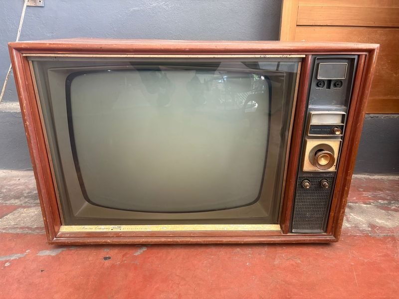 Antigua Televisión de 74 cm x 50 cm con Diseño Clásico