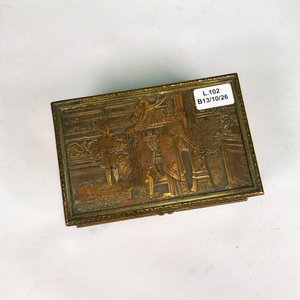 Caja Alhajera Antigua de Bronce Labrado con Escenas y Figuras - imagen 3