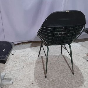Sillón Negro Tapizado con Patas Metálicas y Dos Banquetas - imagen 3