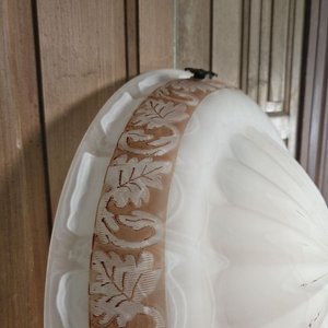 Antiguo Plafón de Vidrio Opalino Vetado con Detalle Decorativo - imagen 3