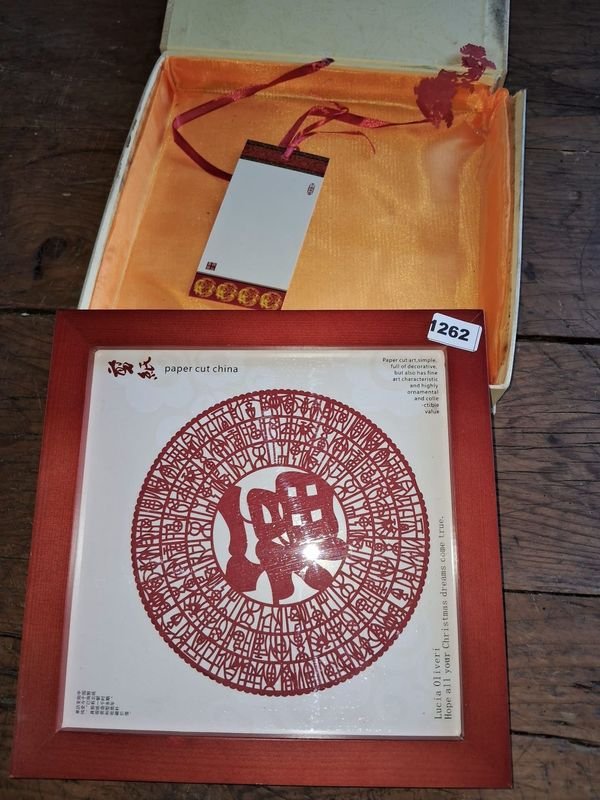 Cuadro decorativo chino con marco rojo y papel cortado - imagen 3