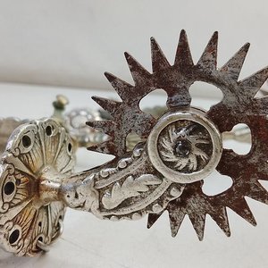 Par de Espuelas Criollas Repujadas con Motivos Florales y Eslabones - imagen 2