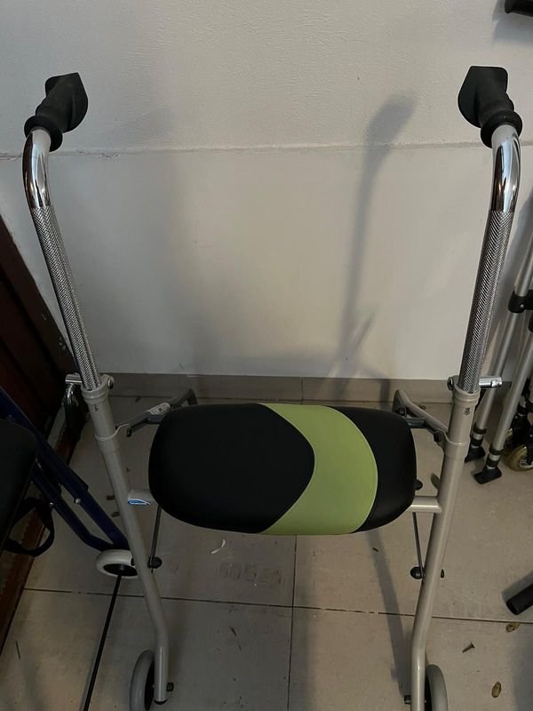 Andador Ortopédico Plegable con Asiento Negro y Verde - imagen 1