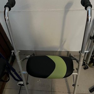 Lote siguiente: Andador Ortopédico Plegable con Asiento Negro y Verde