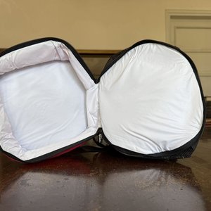 Mochila Bolso KB Home Negra con Detalles Rojos y Forro Aislante - imagen 5