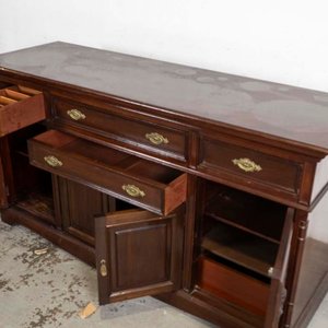 Aparador Inglés de Madera Oscura con Talla y Cajones - imagen 2