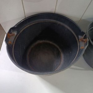 Dos Baldes Negros de Plástico con Manijas Metálicas - imagen 2