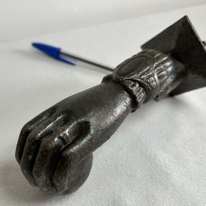 Llamador de Puerta Antiguo de Hierro Fundido con Forma de Mano - imagen 2