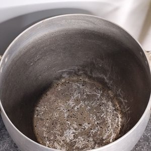 Olla Grande de Aluminio con Tapa y Asas de Madera - imagen 2