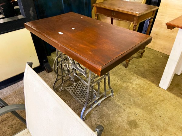 Mesa Antigua con Base de Máquina de Coser Singer