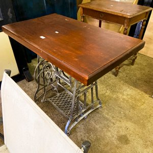 Lote anterior: Mesa Antigua con Base de Máquina de Coser Singer