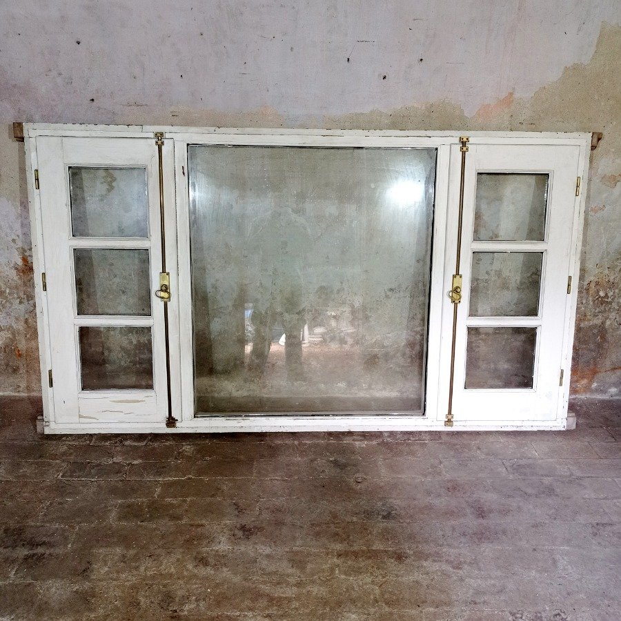 Ventana antigua con características únicas - imagen 2