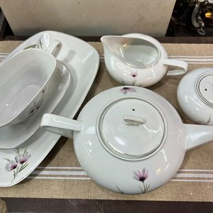 Lote siguiente: Conjunto de Porcelana Olmos Uruguaya con Flores Rosadas - 5 Piezas