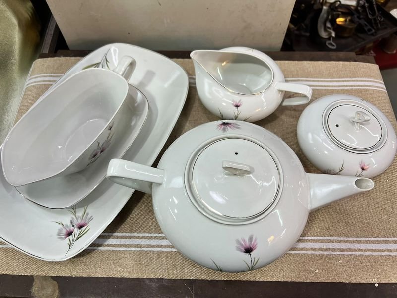 Conjunto de Porcelana Olmos Uruguaya con Flores Rosadas - 5 Piezas