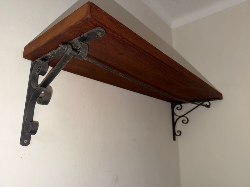 Repisa de Pared Rústica en Madera con Ménsulas de Hierro Forjado