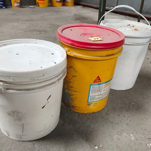 Tres Baldes Plásticos con Tapa: Dos Blancos y Uno Sika Amarillo - imagen 3