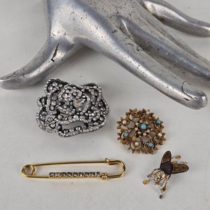 Lote de 4 prendedores antiguos: flor de strass, broche mariposa y más - imagen 1