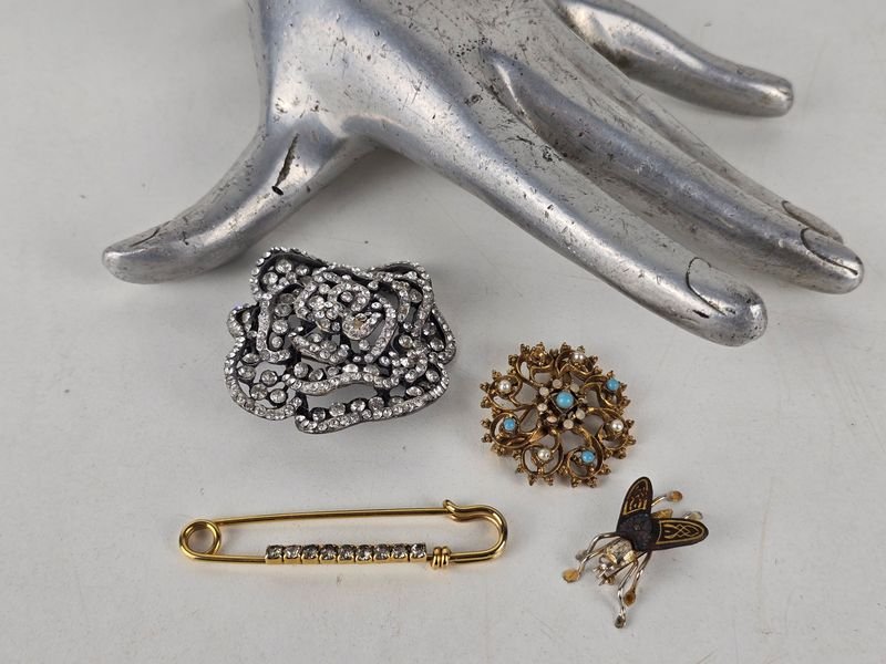 Lote de 4 prendedores antiguos: flor de strass, broche mariposa y más