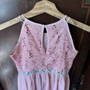 Vestido Rosa Empolvado IEFIEL Talla 10 con Encaje y Pedrería - imagen 3