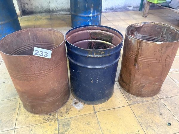 Lote de 3 tachos metálicos de diferentes colores y estados