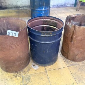 Lote anterior: Lote de 3 tachos metálicos de diferentes colores y estados