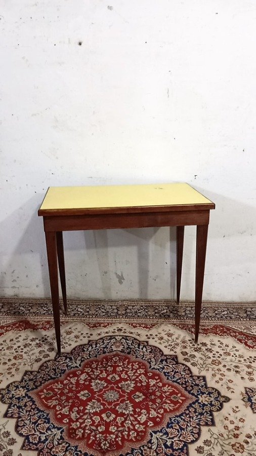 Mesa en madera con tapa de cármica amarilla - imagen 2
